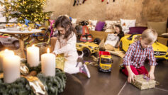 Обои Mercedes-Benz Collection for Kids, Mercedes-Benz “AMG-Line” GoKart, Arocs 8×4 Halfpipe Construction Dump Truck, Electric-Sports Car Mercedes-AMG GT S, Bobby-Cars von Mercedes-Benz, Christmas Day, Рождество, подарки на рабочий стол.