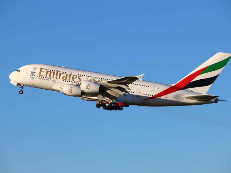 Большой аэробус A380-800 компании Emirates Airline