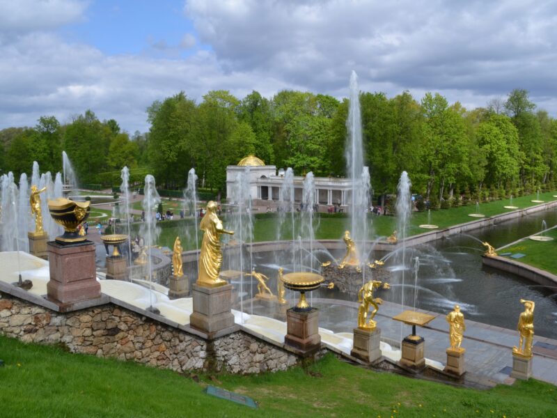 Фонтаны в парке, Петергоф. Санкт Петербург. Россия