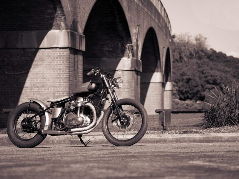 Обои боббер, мост, bobbersake v1, стиль, мотоцикл, deusesmachina, Kawasaki w650