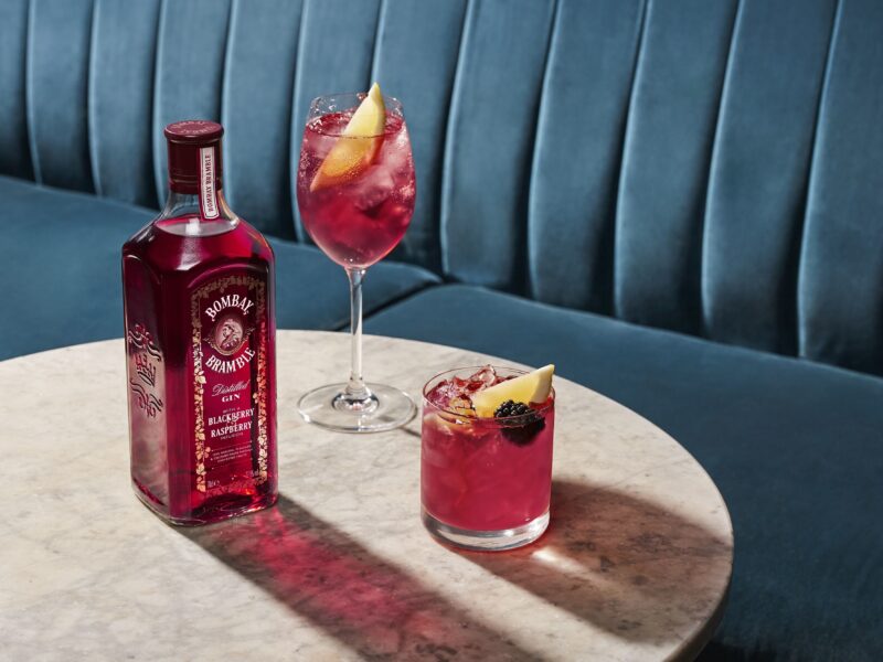 Обои bramble, gin, напиток, алкоголь, алкогольный, джин, бутылка, элитный, бренд, ягода, ягодный, британский, бокал, рюмка, bombay saphire, ежевика, лимон на рабочий стол.
