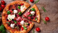 Обои Pizza, Fast Food, tomato, mushrooms на рабочий стол.
