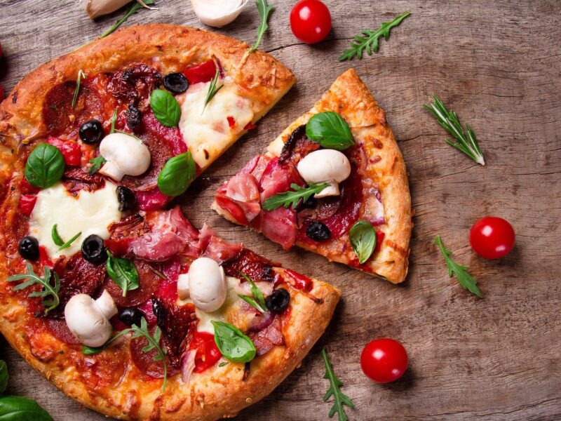 Обои Pizza, Fast Food, tomato, mushrooms на рабочий стол.