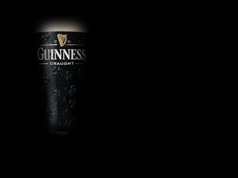Темное пиво Guinness на темном фоне